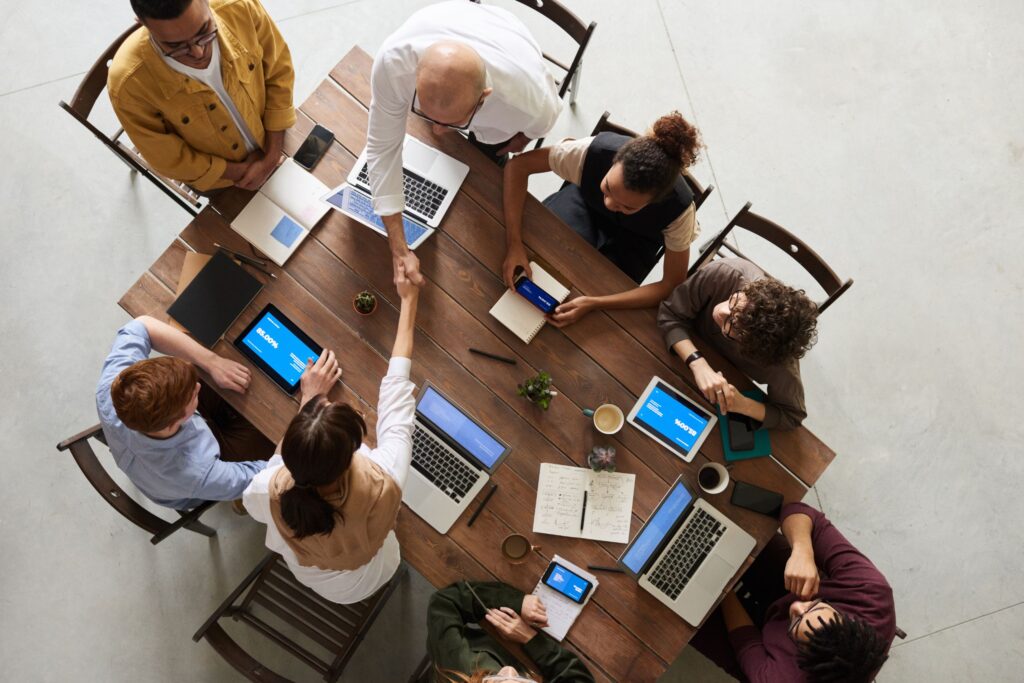 Изображение Фотография на хора, работещи с компютри, обсъждайки стратегията за съдържание
